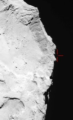 Diese Aufnahme, die der Weitwinkelkamera von OSIRIS am 12. November 2014 um 18.18 Uhr Mitteleuropäischer Zeit gelang, zeigt einen winzigen hellen Fleck über den steilen Klippen am Rand des Hatmehit-Beckens. Wissenschaftler halten es für möglich, dass es sich bei dem Fleck um die Landeeinheit Philae kurz vor ihren beiden letzten Bodenkontakten um 18.25 und 18.32 Uhr handelt.<br /><br />