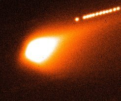 Aufnahme des Rosetta-Kometen vom 2. Oktober 2015 vom Wendelstein-Observatorium der Universitäts-Sternwarte München. Die Südseite des Kometen zeigt in dieser Darstellung nach unten. Die Südhalbkugel des Kometen ist derzeit besonders aktiv. Das führt zu einer „ausgebeulten“ Kometenkoma in diesem Bereich. Die Reihe heller Punkte in der rechten, oberen Bildecke ist ein Stern. Das Bild zeigt eine Überlagerung von kurzen Einzelbelichtungen, zentriert auf den Kometen. Während der etwa halbstündigen Beobachtungsdauer haben sich Komet und Stern relativ zu einander bewegt. Der Stern erscheint deshalb 'ausgeschmiert'. <br /><br />