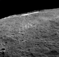 Haze and bright spots: When sunlight reaches the Occator crater, a kind of haze of dust and evaporating water forms there. This haze can only be discovered by looking at it laterally, as has been done here.