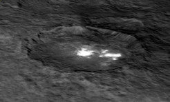 The Occator crater in 3D: Several bright spots can be recognized in this model. The inner part of the crater forms a type of “crater within a crater” measuring around ten kilometer in diameter and half a kilometer in depth.