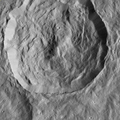 <p>Bisher unbenannter Krater mit wellenförmigen Strukturen am Kraterboden und einem deutlichen Zentralberg. (Durchmesser 30 Kilometer)</p>