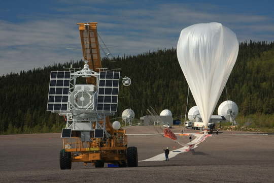 Das Sonnenobservatorium Sunrise wird von einem Heliumballon auf eine Flughöhe von mehr als 35 Kilometern getragen.