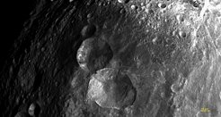 Abbildung 3: Dieses Bild, das mit Hilfe des Kamerasystems an Bord der NASA-Raumsonde Dawn aufgenommen wurde, zeigt eine Gruppe von drei Kratern, welche das Kamerateam informell als "Snowman" (deutsch: Schneemann) bezeichnet. Diese Krater befinden sich auf der Nordhalbkugel des Asteroiden. Das Bild wurde am 24. Juli 2011 aus einer Entfernung von 5200 Kilometern aufgenommen.