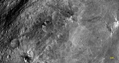 Abbildung 4: Dieses Bild, das mit Hilfe des Kamerasystems an Bord der NASA-Raumsonde Dawn aufgenommen wurde, zeigt verschiedene Krater in der südlichen Äquatorialebene des Asteroiden Vesta.