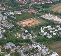 Abbildung 3: Der Bauplatz des MPS liegt am Justus-von-Liebig-Weg gegenüber der Fakultät für Chemie und in direkter Nachbarschaft zu XLAB und Studentenwerk.