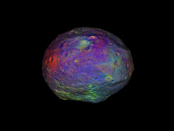 Die dreidimensionale Farbkarte des Asteroiden deutet auf die mineralogische Zusammensetzung der Oberfläche hin. Am Südpol zeigt sich der höchste Berg des Sonnensystems.