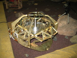 Der Prototyp des am MPS entwickelten SEIS Leveling Systems im „Sandkasten“ des JPL.