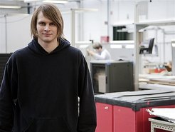 Christian macht eine Ausbildung zum Elektroniker für Geräte und Systeme.
