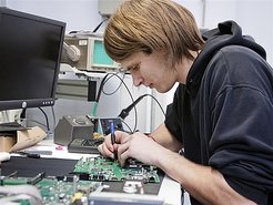 Mit einem Multimeter misst Christian, ob die Leiterplatte genug Widerstand hat.