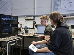 Christian und sein Kollege prüfen die Software.