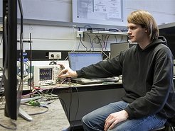 Christian misst die Schaltzeit des Fernsehers am Oszilloskop.