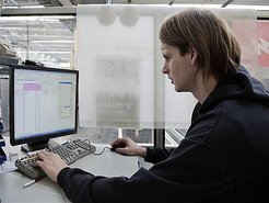 Christian dokumentiert die Fehler am Computer.