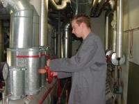 Thomas bei seiner Arbeit in einem Kellerraum.