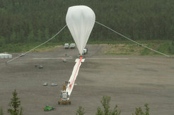 The uppermost part of the balloon is being filled with helium. During the ascent to a traveling height of 35 kilometers, the balloon will expand and finally reach a diameter of approximately 130 meters.