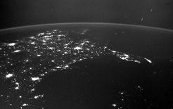 Abb. 2 zeigt die USA bei Nacht aus einer Entfernung von etwa 60.000 Kilometern. Die einzelnen großen und kleinen Lichtpunkte zeigen die Städte der Ostküste sowie am Golf von Mexiko.
