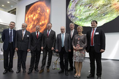 Prof. Dr. Luigi Colangeli (Vertreter der ESA), Prof. Dr. Ulrich Christensen (Direktor am MPS), Prof. Dr. Sami K. Solanki (Geschäftsführender Direktor des MPS), Stephan Weil (Niedersächsischer Ministerpräsident), Prof. Dr. Martin Stratmann (zukünftiger Präsident der Max-Planck-Gesellschaft), Wolfgang Meyer (Oberbürgermeister Göttingen), Prof. Dr. Ruth Florack (Vize-Präsidentin der Universität Göttingen) und Prof. Dr. Laurent Gizon (Direktor am MPS) (von links) bei der Einweihungsfeier des MPS.