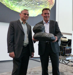 Begegnung mit einem kosmischen Brocken: Prof. Dr. Sami K. Solanki (links) zeigt Thomas Oppermann (rechts) das Modell des Kometen 67P/Churyumov-Gerasimenko.