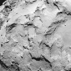 Die Nahaufnahme der Landestelle J zeigt recht zerklüftetes Terrain. Dennoch bietet diese Region gute Landechancen. Das Bild wurde mit Hilfe des wissenschaftlichen Kamerasystems OSIRIS am 20 August 2014 aus einer Entfernung von etwa 48 Kilometern aufgenommen. Ein Pixel entspricht 0,96 Metern auf der Oberfläche des Kometen.