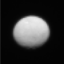 Das Ziel vor Augen: Das Kamerasystem an Bord der Raumsonde Dawn fängt am 13. Januar 2015 dieses Bild des Kleinplaneten Ceres aus einer Entfernung von etwa 380 000 Kilometern ein. Dies entspricht in etwa dem Abstand zwischen Erde und Mond.