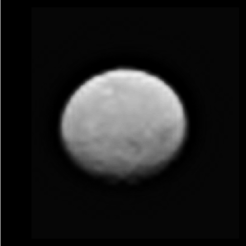 Nach sorgfältiger Bildprozessierung treten einzelne Strukturen auf der Oberfläche des Kleinplaneten Ceres noch deutlicher zu Tage.