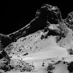 Eine Landschaft auf dem Kopf, dem kleineren Teil des Kometen 67P/Churyumov-Gerasimenko. Das Bild wurde vom wissenschaftlichen Kamerasystem OSIRIS an Bord der ESA-Raumsonde Rosetta am 14. Oktober 2014 aus einer Entfernung von etwa 8 Kilometern von der Oberfläche aufgenommen. Die räumliche Auflösung beträgt 15 Zentimeter pro Pixel. Das Bild ziert die Titelseite der Ausgabe des Fachmagazins Science vom 23. Januar 2015.