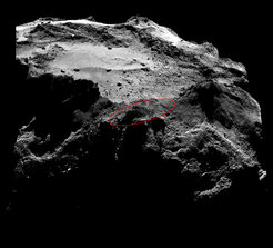 Bilder dieser Art nutzt das OSIRIS-Team bei seiner Suche nach Philae. In diesem Mosaik-Bild sind vier Aufnahmen der Landeregion, die alle am 13. Dezember 2014 aus einer Entfernung von 18 Kilometern über der Oberfläche des Kometen entstanden, zusammengefügt.