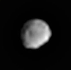 Aud diesen Bildern des Asteroiden Vesta, die am 1. Juni aufgenommen wurden, ist in der Äquatorregion ein dunkler Fleck zu sehen. Im Laufe des Beobachtungszeitraums dreht sich der Asteroid, so dass der Fleck in dieser Bilderabfolge von links nach rechts wandert.