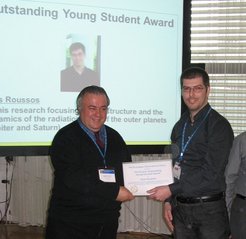 Dr. Agustin Chicarro, Vizepräsident der Abteilung "Planetary and Solar System Sciences" der EGU, überreicht die Auszeichnung an Dr. Elias Roussos.