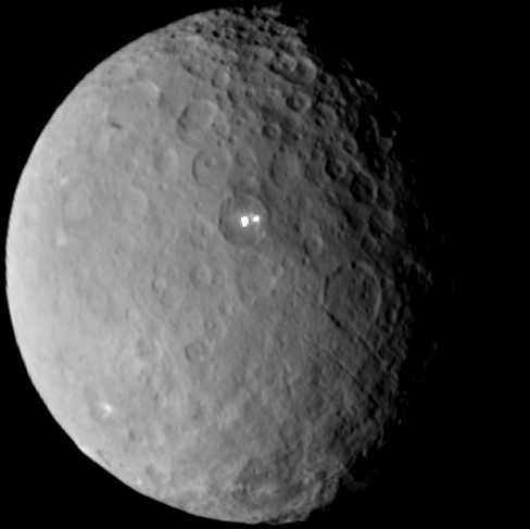 Dieser Film zeigt eine volle Umdrehung des Zwergplaneten Ceres, die in Echtzeit etwa neun Stunden dauert. Die Bilder wurden in der Anflugphase am 19. Februar 2015 aus einer Entfernung von 46000 Kilometern aufgenommen. Die Auflösung der Kameradaten beträgt 4 Kilometer pro Pixel.
