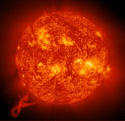 Aufnahme der Sonne mit Hilfe des Instruments EIT an Bord von SoHO aus dem Jahre 2000. SoHO ist das einzige Sonnenobservatorium, das dieses Aktivitätsmaximum der Sonne begleitet hat. Unten links im Bild ist ein gewaltiger koronaler Massenauswurf zu sehen.