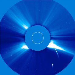 In den Aufnahmen des Instruments LASCO lassen sich immer wieder Kometenschweife entdecken. In diesem Bild machen sich die Kometen im rechten unteren Bildquadranten als helle Striche bemerkbar.