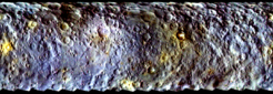 Mit Hilfe der Farbfilter des wissenschaftlichen Kamerasystems der Raumsonde Dawn lassen sich Unterschiede in der Oberflächenzusammensetzung des Zwergplaneten Ceres erkennen. In diesem Mosaik sind sie in Falschfarben dargestellt.