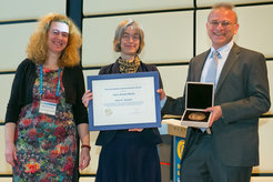 Sami K. Solanki (rechts) erhält die Julius-Bartels-Medaille von Norma Crosby (Mitte), Präsidentin der Abteilung „Sonne-Erde-Wechselwirkungen“ der European Geoscience Union, und der Vize-Präsidentin Olga Malandraki (links).