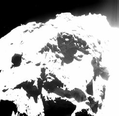 Aus einigen der Vertiefungen strömen Fontänen aus Staub ins All. Das wissenschaftliche Kamerasystem OSIRIS hat diese Aufnahme im Oktober 2014 aus einer Entfernung von sieben Kilometern eingefangen.
