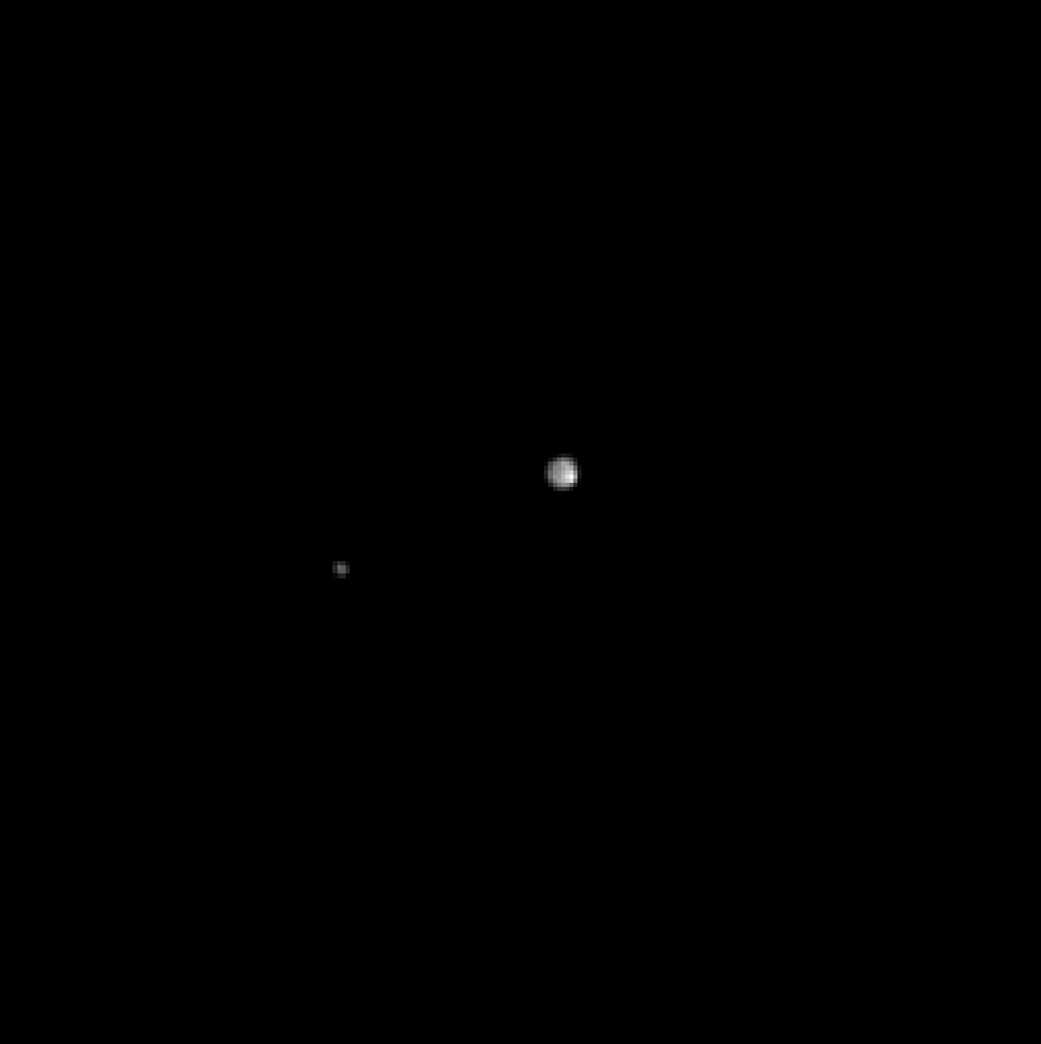 Die Raumsonde New Horizons hat diese Aufnahmen des Zwergplaneten Pluto und seines Mondes Charon im April dieses Jahres eingefangen.