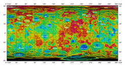 Topographische Karte des Zwergplaneten Ceres. Die Farbskala recht von 7,5 Kilometern unterhalb der Referenzoberfläche (blau) bis 7,5 Kilometer oberhalb (weiß).
