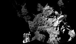 Im November jährt sich die Landung von Philae auf der Oberfläche des Kometen 67P/Churyumov-Gerasimenko zum ersten Mal. Dieses Bild von seiner Umgebung schickte Philae damals zurück zur Erde.