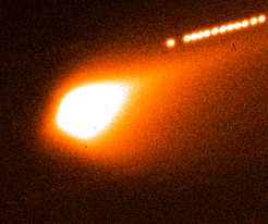 Aufnahme des Rosetta-Kometen vom 2. Oktober 2015 vom Wendelstein-Observatorium der Universitäts-Sternwarte München. Die Südseite des Kometen zeigt in dieser Darstellung nach unten. Die Südhalbkugel des Kometen ist derzeit besonders aktiv. Das führt zu einer „ausgebeulten“ Kometenkoma in diesem Bereich. Die Reihe heller Punkte in der rechten, oberen Bildecke ist ein Stern. Das Bild zeigt eine Überlagerung von kurzen Einzelbelichtungen, zentriert auf den Kometen. Während der etwa halbstündigen Beobachtungsdauer haben sich Komet und Stern relativ zu einander bewegt. Der Stern erscheint deshalb 'ausgeschmiert'.