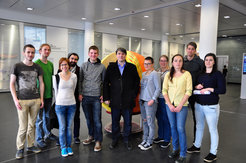 Bei einer Führung durch das MPS boten Prof. Dr. Laurent Gizon, Direktor des MPS und Professor für Astrophysik an der Universität Göttingen, (sechste Person von links) und MPS-AstroMundus-Koordinatorin Dr. Sonja Schuh (achte Person von links) einigen der Neuankömmlingen einen ersten Einblick in die Forschungsthemen des Instituts.