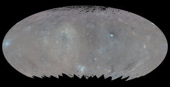 Globales Falschfarbenmosaik von Ceres in Mollweide-Projektion (Querausdehnung 3015 km, senkrechte Ausdehnung 891 km). Hier blau aussehende Regionen haben ein besonders hohes Reflexionsvermögen bei einer Wellenlänge des Lichts von 0,44 μm. Die Bilder, aus denen diese Karte erstellt wurde, wurden aus einer Umlaufbahn in 1470 km Höhe aufgenommen. Manche Gebiete an den Polen konnten bisher nicht kartiert werden, da diese im Schatten liegen.