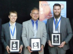 Die diesjährigen Preisträger: Sami K. Solanki (mitte), Empfänger des Distinguished Scientist Award zusammen mit den Empfängern des Young Scientist Award und des Distinguished Service Award.