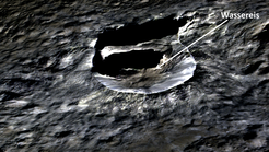 Der Krater Oxo auf Ceres (Durchmesser 10 Kilometer; zweifach überhöhte perspektivische Ansicht). Die hierfür verwendeten Farbaufnahmen wurden im Juni 2016 mit der Dawn Framing Camera aus einer Höhe von 385 Kilometern aufgenommen. Die Bildauflösung beträgt 35 Meter pro Bildpunkt. Verwendete RGB-Farben: R = 960 nm, G = 750 nm, B = 440 nm. Oxo ist neben Occatoreines von zwei Gebieten auf der Oberfläche von Ceres, die ein ungewöhnliches Lichtstreuverhalten zeigen, was durch das tägliche Auftreten von Dunst an der Oberfläche von Ceres erklärt wird. Der Dunst entsteht durch das Verdampfen von gefrorenem Wasser im Inneren des Kraters und mitgerissene Partikel. Kürzlich entdeckte Ablagerungen von Eis am Boden des Kraters (Pfeil) bestätigen diese frühere Interpretation.