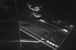 Der Komet 67P aus einer Entfernung von 16 km aufgenommen am 7. Oktober 2014 mit der Kamera CIVA des Rosetta-Landers Philae. Im Vordergrund ist eines der 14 m langen Solarpaneele von Rosetta zu sehen.