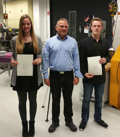 Prof. Dr. Sami K. Solanki (Mitte), Geschäftsführender Direktor des MPS, überreichte den Azubipreis an Raven Isabell Blattert (links) und Jan-Luca Regenhardt (rechts).