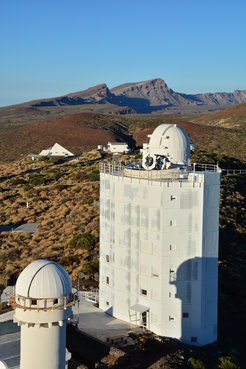 Das Sonnenteleskop GREGOR (rechts im Bild) ist Teil des Teide Observatoriums auf Teneriffa.