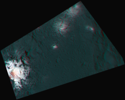 Diese 3D Anaglyphe zeigt einen Ausschnitt des Occator Kraters erstmalig in der Kombination Anaglyphe und Falschfarbendarstellung.