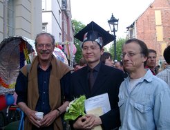 In 2006, Mark Cheung (middle) graduated from the Solar System School (University of Göttingen). His PhD advisors were Franz Kneer (left) and Manfred Schüssler (right).