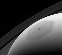 Dieses Bild aus der letzten Phase der NASA-Mission Cassini zeigt einen Blick auf den Nordpol des Saturn. Deutlich zu sehen ist ein gewaltiger, sechseckiger Gaswirbel. Im Hintergrund ist der Saturnring zu sehen.