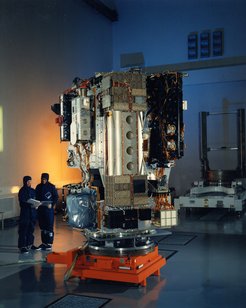 Das Observatorium SoHO bei seiner Integration. SUMER ist das längliche Instrument, das senkrecht entlang der Kante verläuft, die dem Beobachter zugewandt ist.