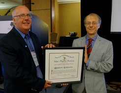 Prof. Dr. Dana Longcope (links), Vorsitzender der Solar Physics Division der Amerikanischen Astronomischen Gesellschaft, überreicht die Urkunde an Prof. Dr. Manfred Schüssler (rechts).